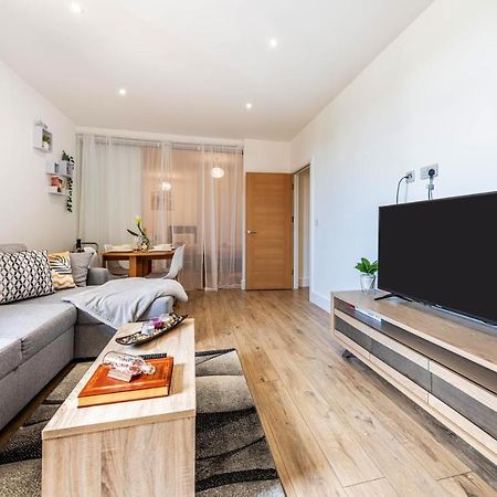 Mission Wave - Venture Apartment 스테인스 외부 사진