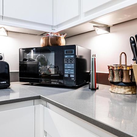 Mission Wave - Venture Apartment 스테인스 외부 사진