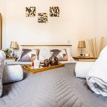 Mission Wave - Venture Apartment 스테인스 외부 사진
