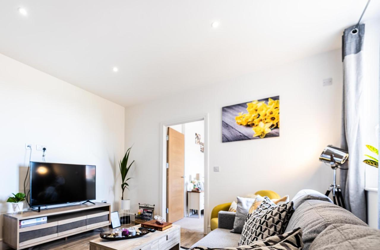 Mission Wave - Venture Apartment 스테인스 외부 사진
