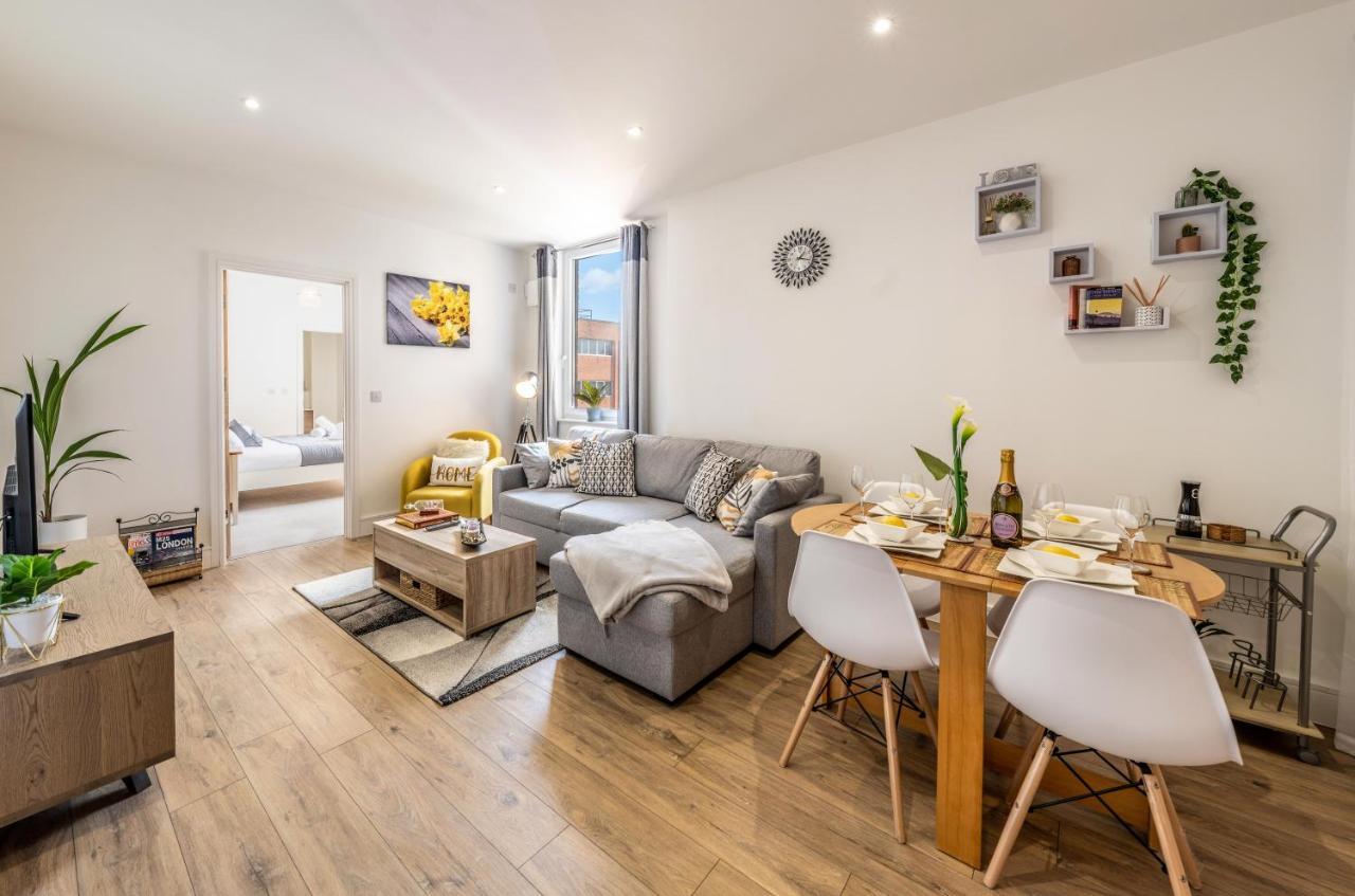 Mission Wave - Venture Apartment 스테인스 외부 사진
