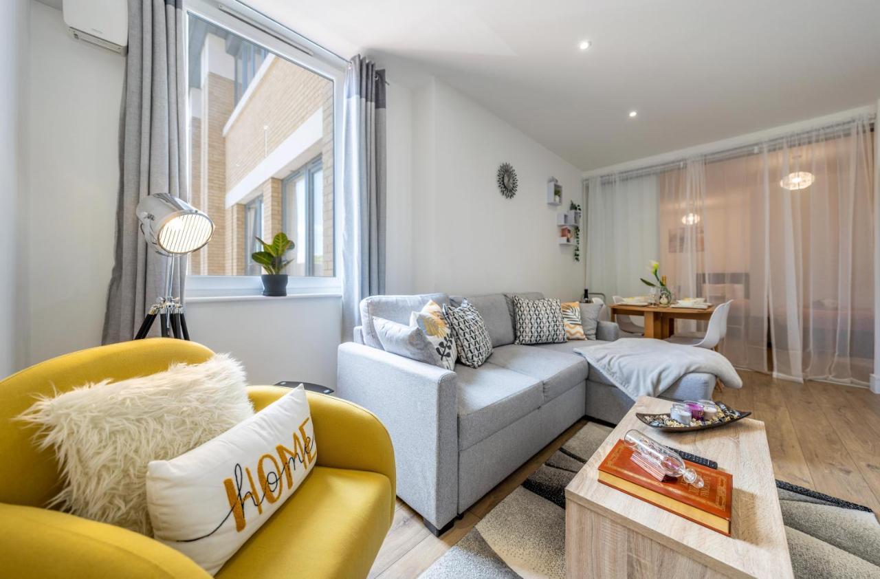 Mission Wave - Venture Apartment 스테인스 외부 사진