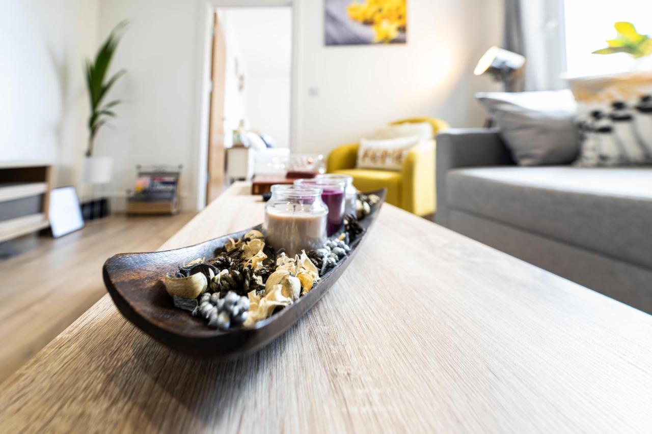 Mission Wave - Venture Apartment 스테인스 외부 사진