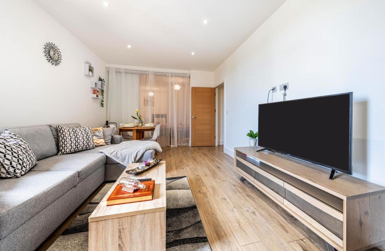 Mission Wave - Venture Apartment 스테인스 외부 사진