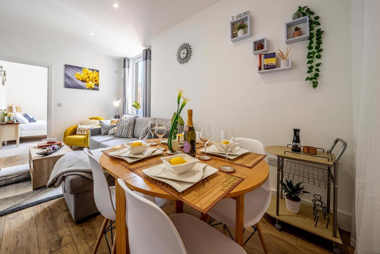 Mission Wave - Venture Apartment 스테인스 외부 사진
