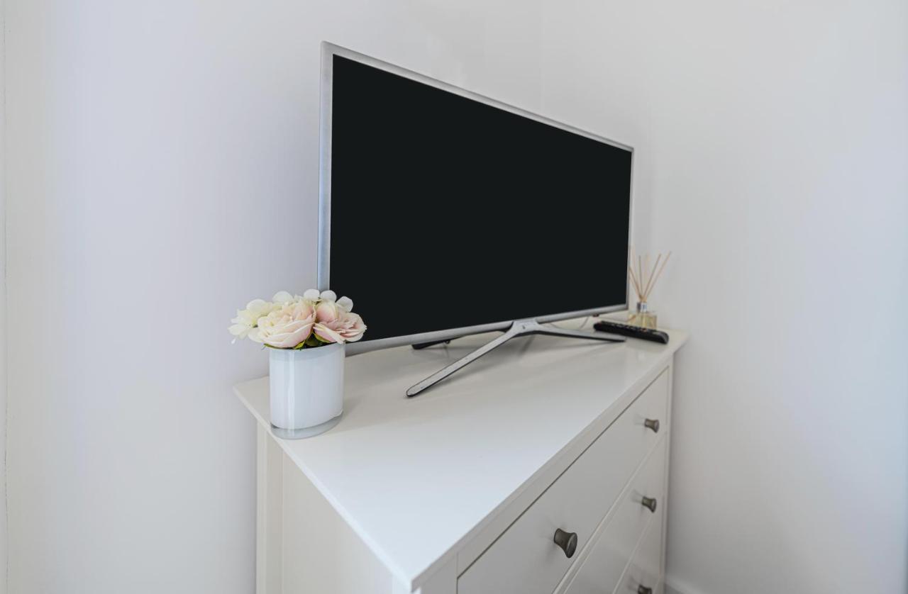 Mission Wave - Venture Apartment 스테인스 외부 사진