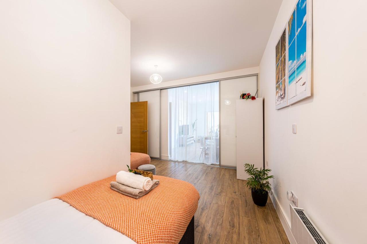 Mission Wave - Venture Apartment 스테인스 외부 사진