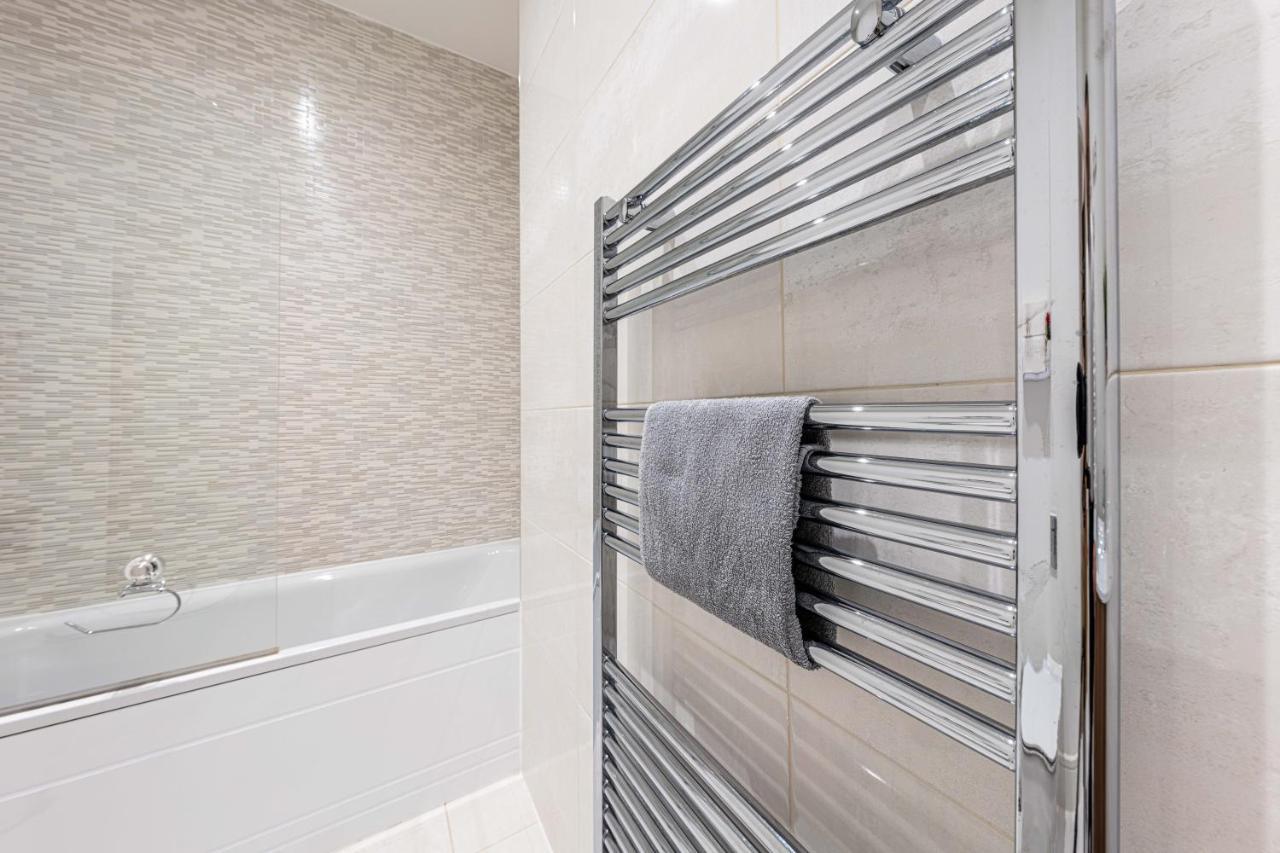 Mission Wave - Venture Apartment 스테인스 외부 사진