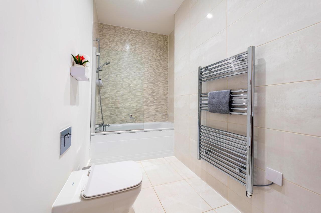 Mission Wave - Venture Apartment 스테인스 외부 사진