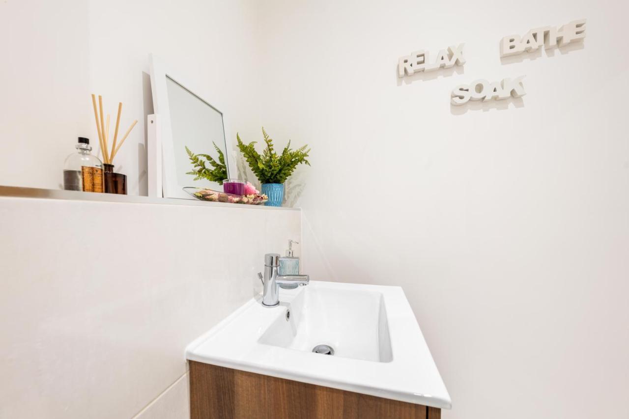 Mission Wave - Venture Apartment 스테인스 외부 사진
