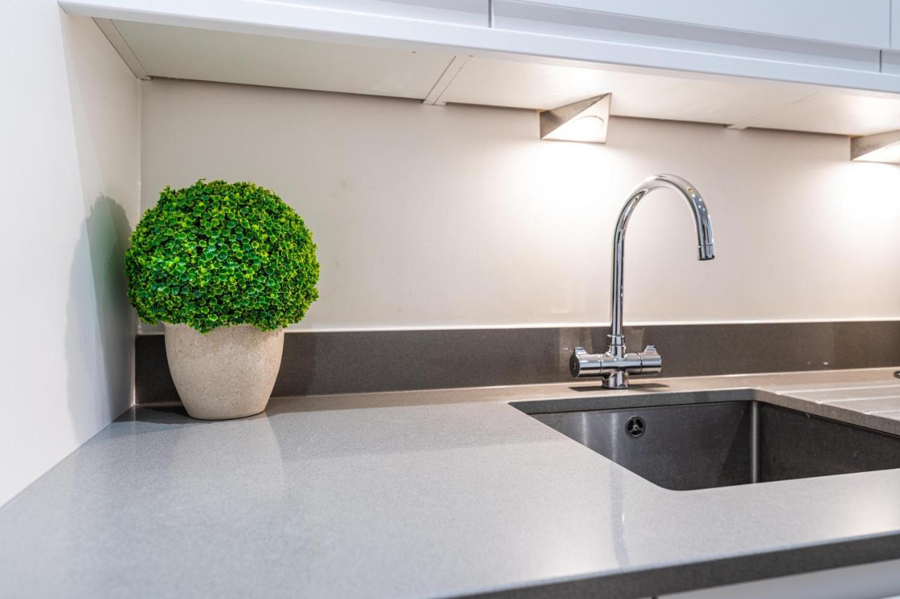 Mission Wave - Venture Apartment 스테인스 외부 사진