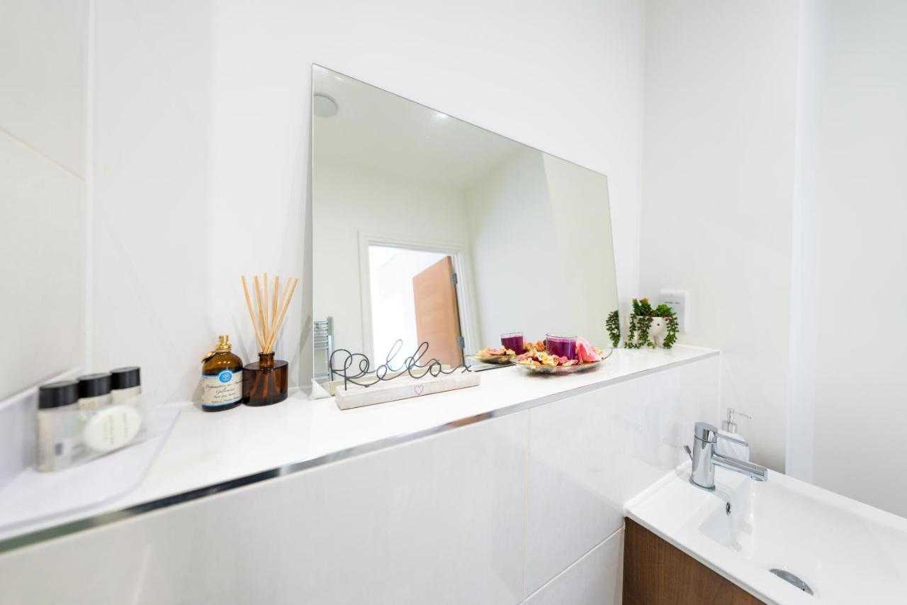 Mission Wave - Venture Apartment 스테인스 외부 사진