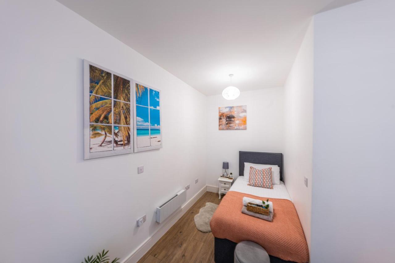 Mission Wave - Venture Apartment 스테인스 외부 사진