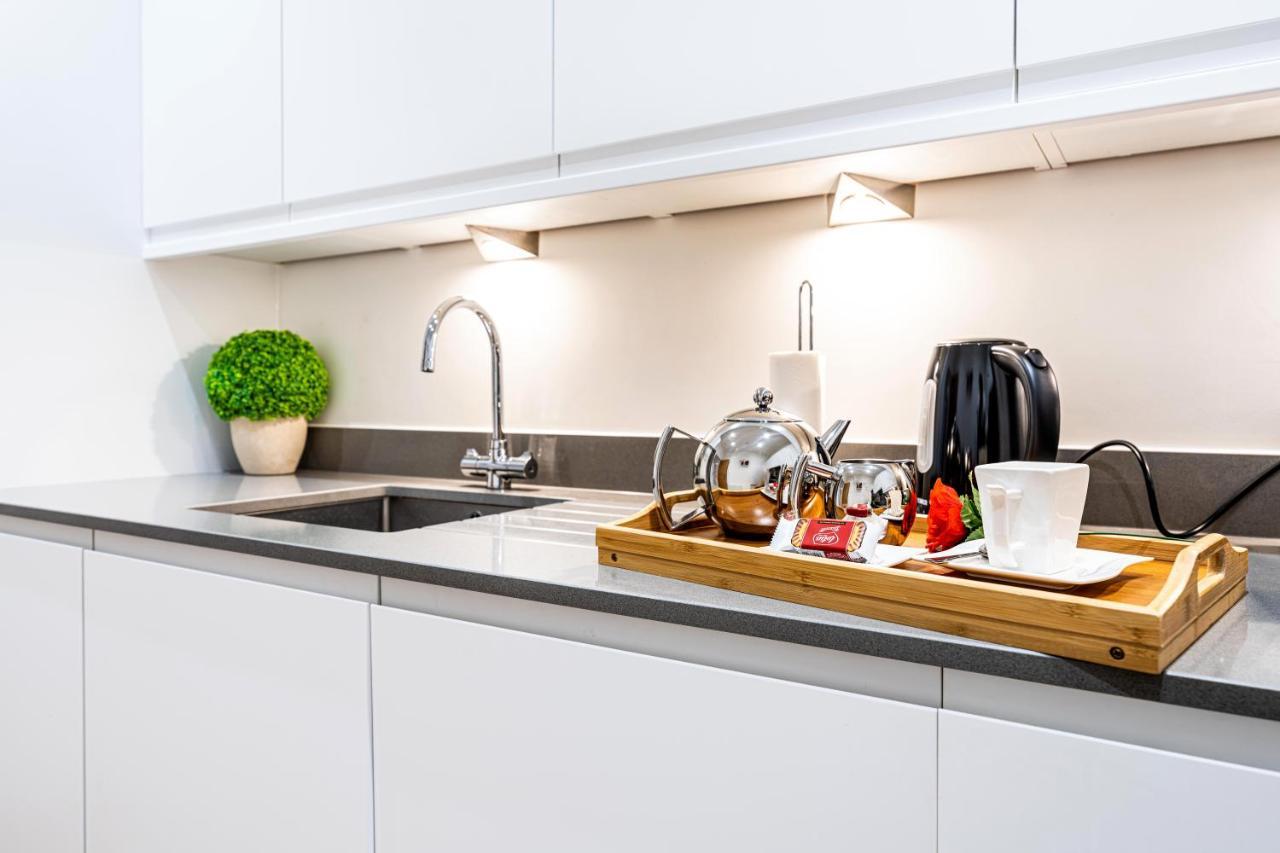 Mission Wave - Venture Apartment 스테인스 외부 사진