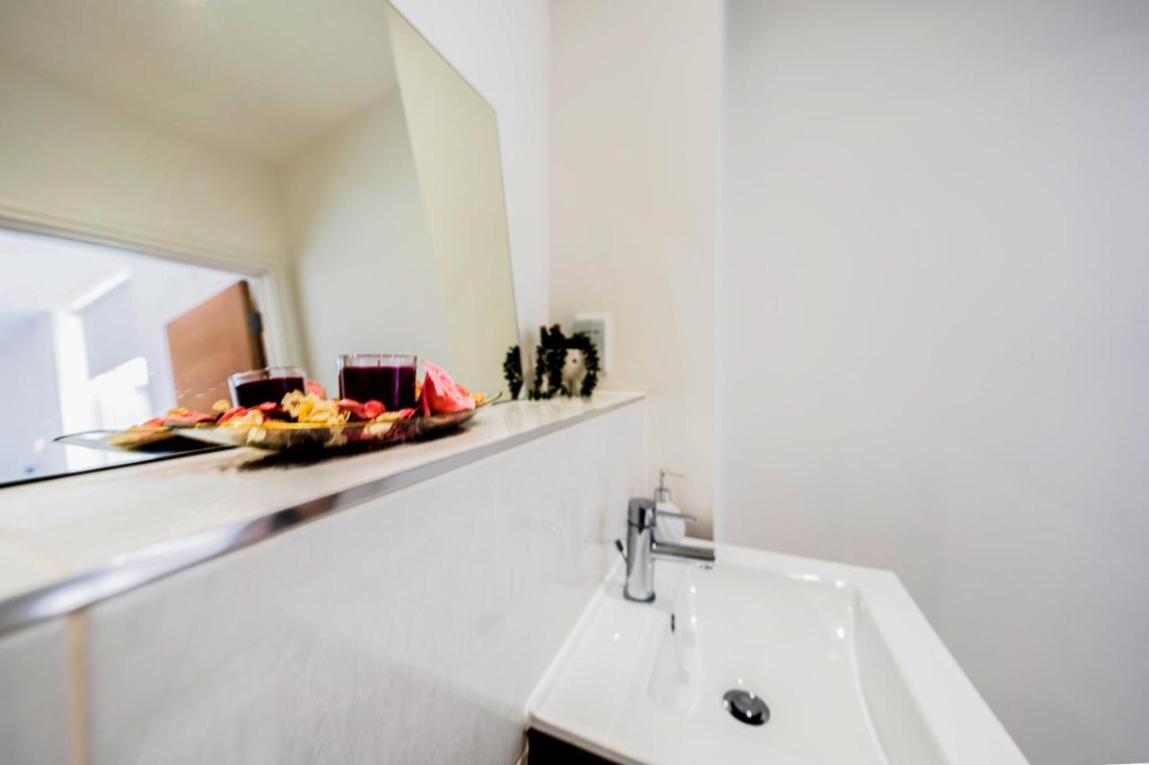 Mission Wave - Venture Apartment 스테인스 외부 사진