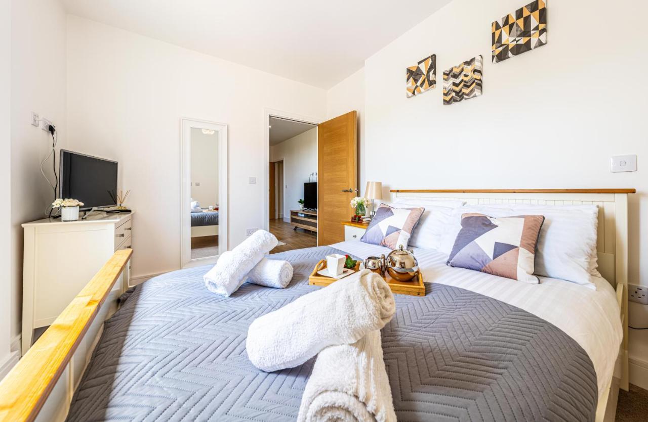 Mission Wave - Venture Apartment 스테인스 외부 사진