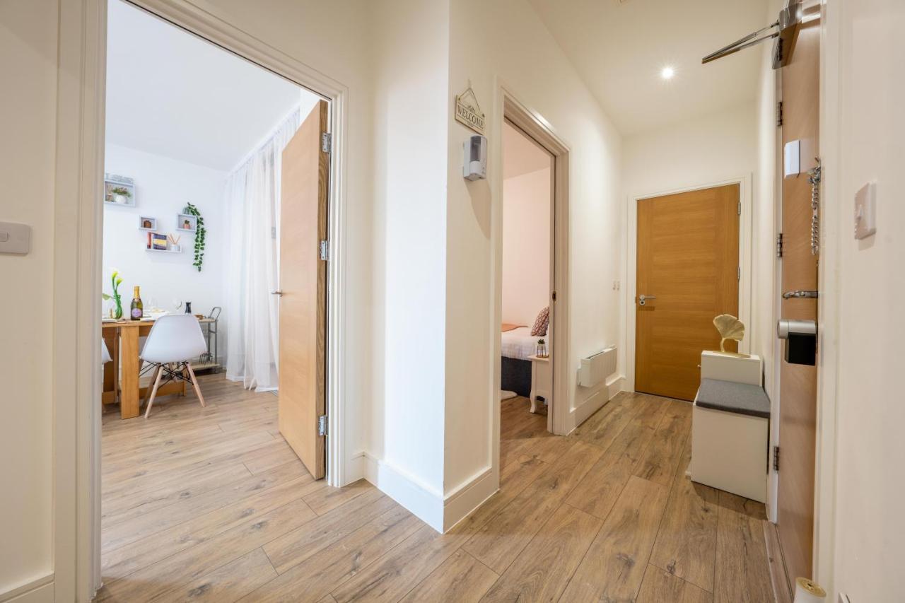 Mission Wave - Venture Apartment 스테인스 외부 사진