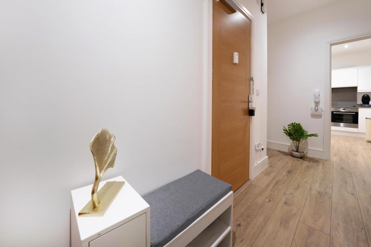 Mission Wave - Venture Apartment 스테인스 외부 사진