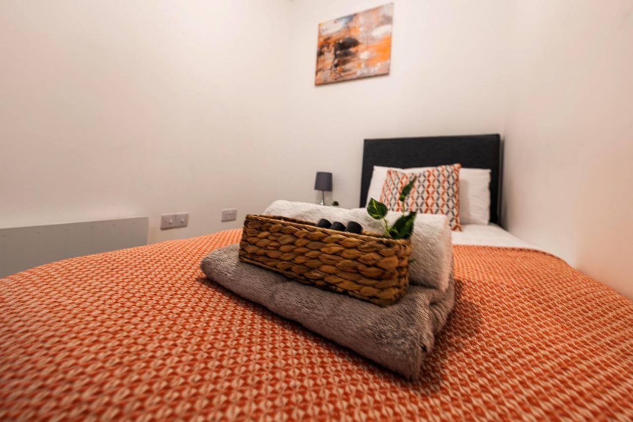 Mission Wave - Venture Apartment 스테인스 외부 사진