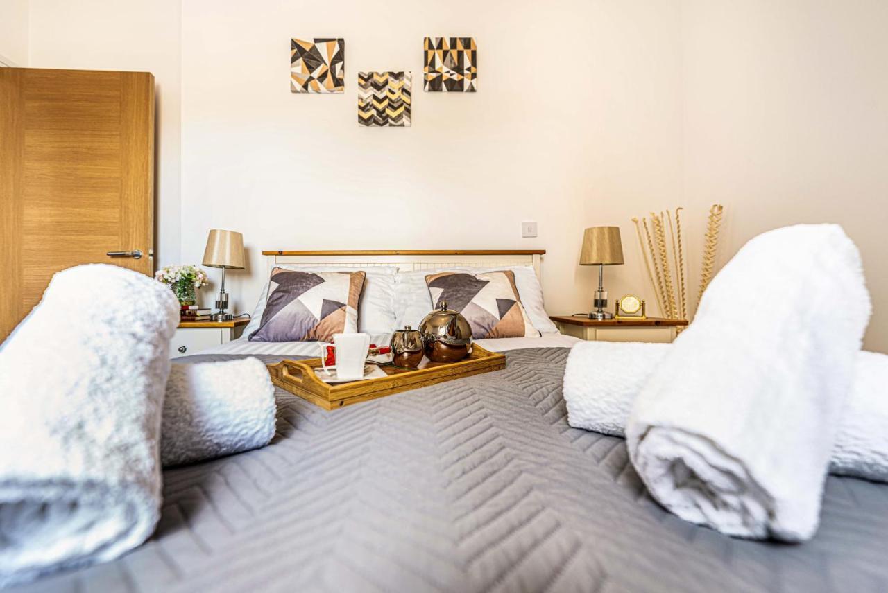 Mission Wave - Venture Apartment 스테인스 외부 사진