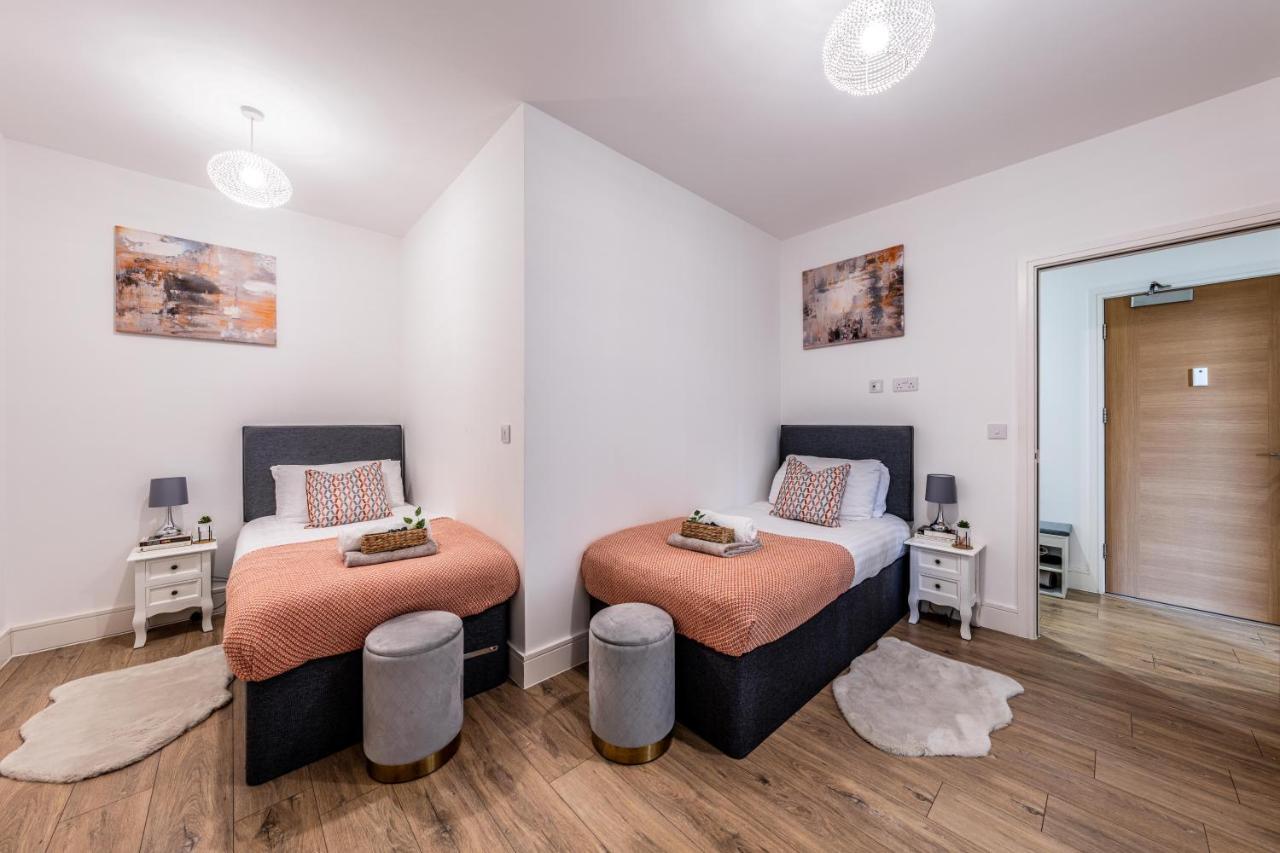 Mission Wave - Venture Apartment 스테인스 외부 사진