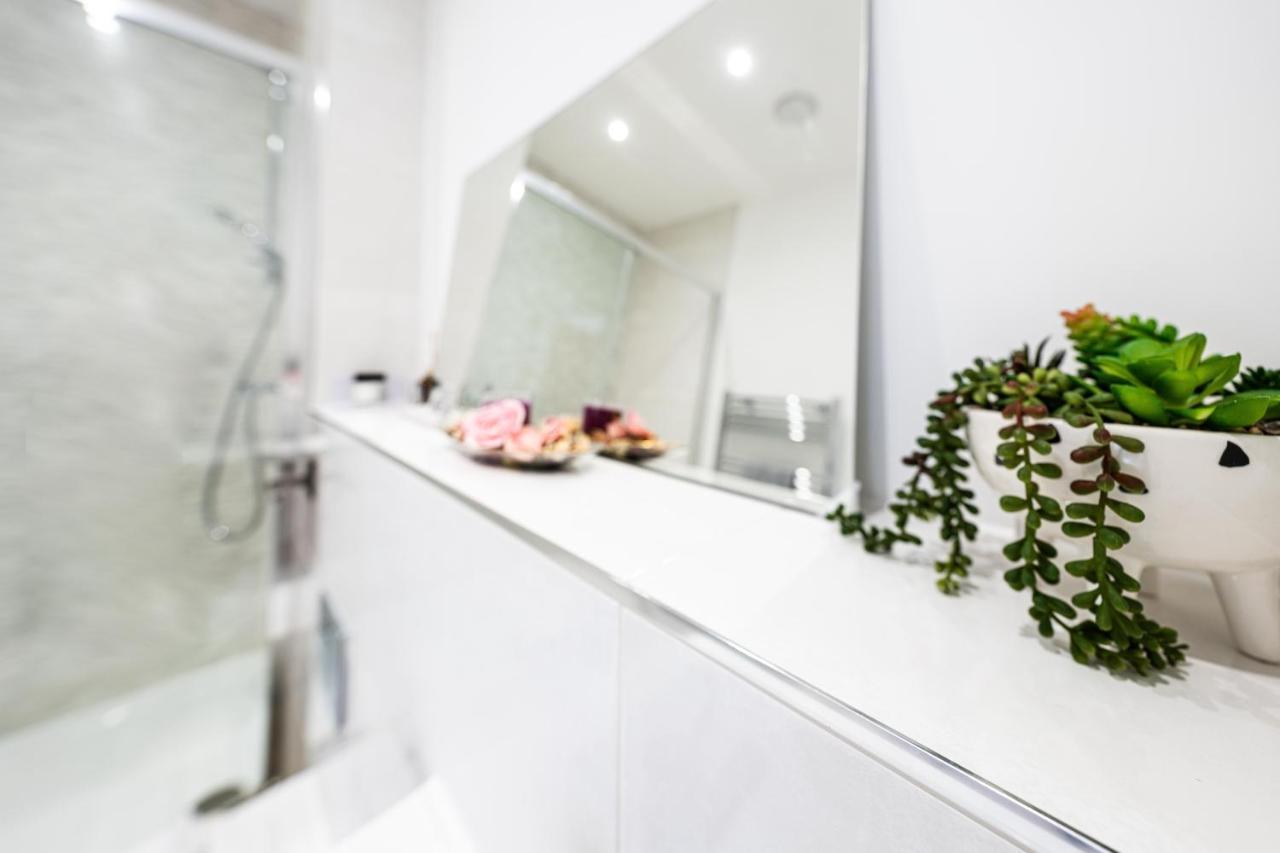 Mission Wave - Venture Apartment 스테인스 외부 사진