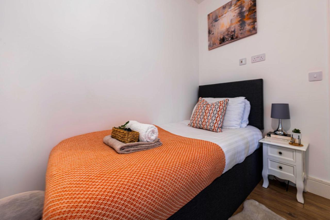 Mission Wave - Venture Apartment 스테인스 외부 사진
