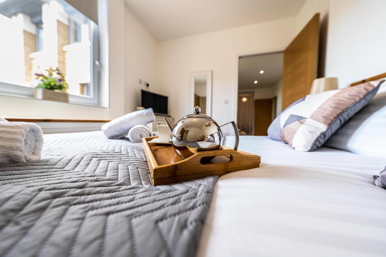 Mission Wave - Venture Apartment 스테인스 외부 사진