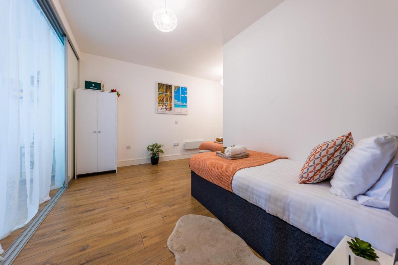 Mission Wave - Venture Apartment 스테인스 외부 사진