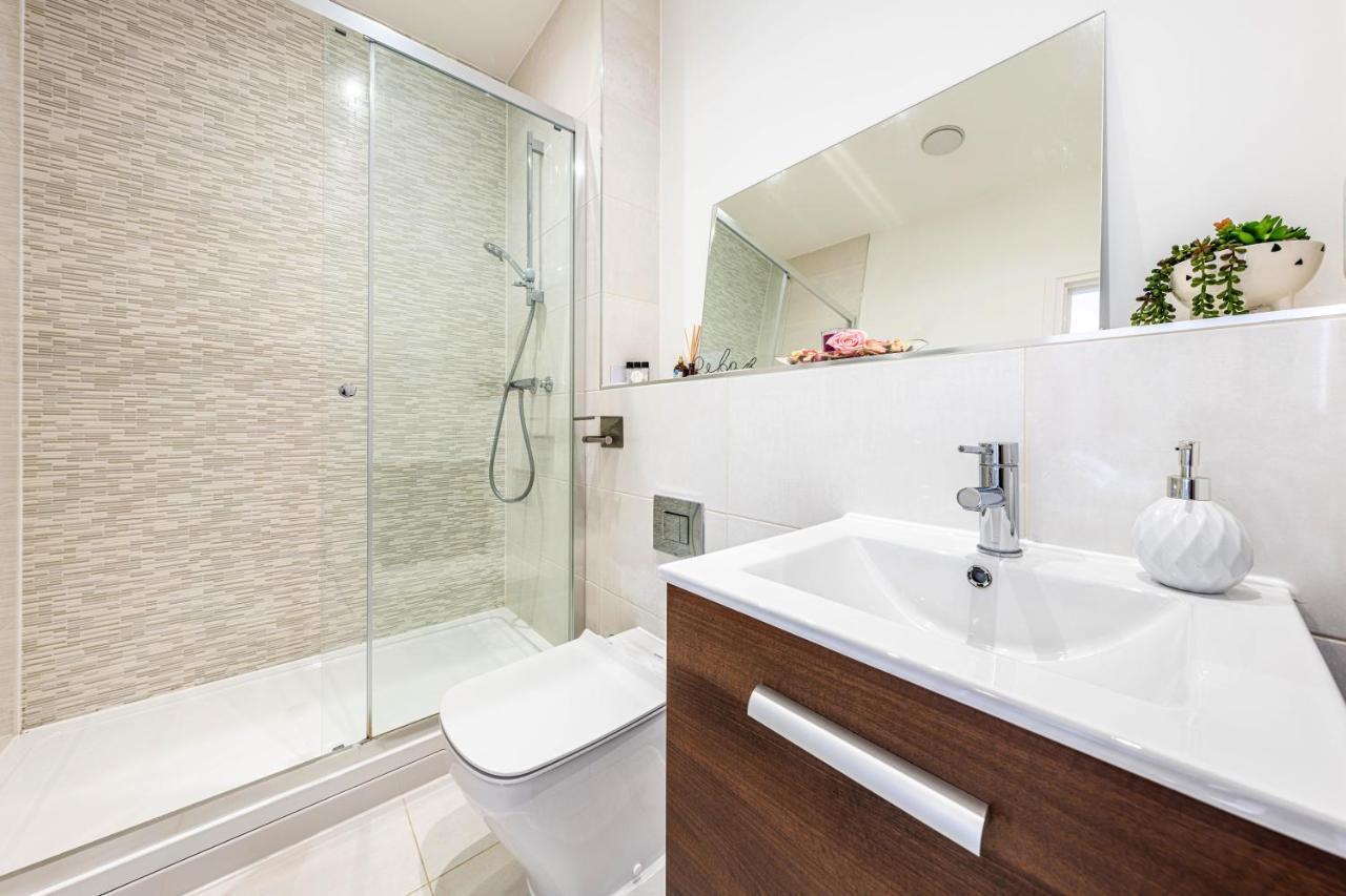 Mission Wave - Venture Apartment 스테인스 외부 사진