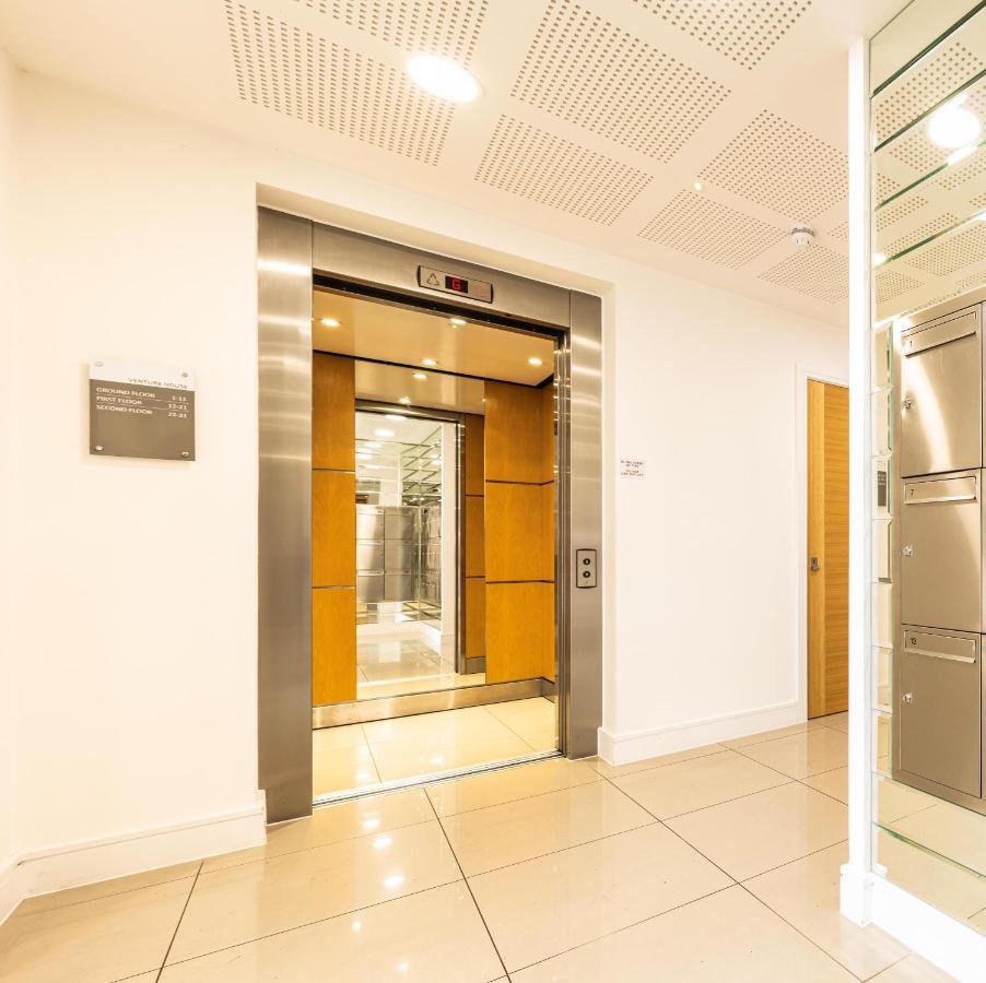 Mission Wave - Venture Apartment 스테인스 외부 사진